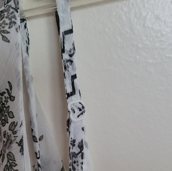 Nwot Trixxi White Black Floral Cold Shoulder Romper Size Large - Picture 10 of 13